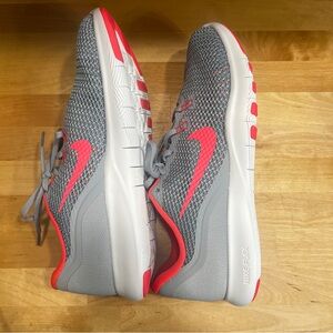 Woman’s Nike Size 9.5 Flex Trainer 7
